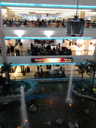 Riyadh Mall gedurende gebedstijd als alles dicht gaat..... lekker ff bijkletsen