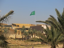 De Saudische vlag wappert trots en is echt gigantisch